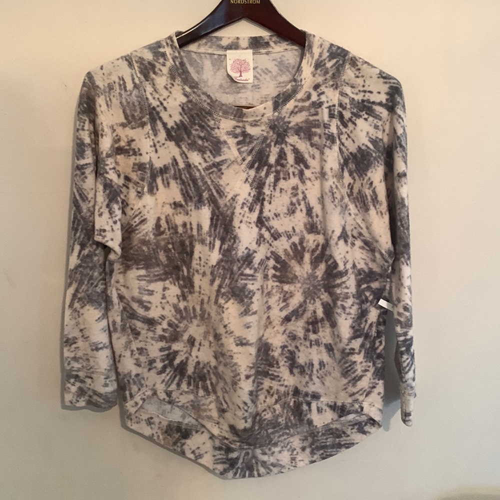 Women’s Freeloader sweatshirt.